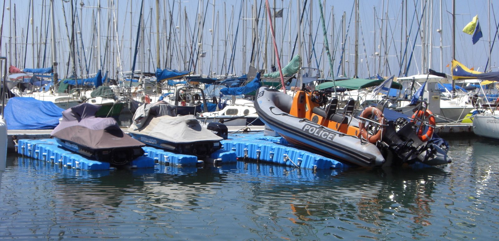 fondo muelle lancha y jetskis fuera del agua fondo muelle lancha y jetskis fuera del agua